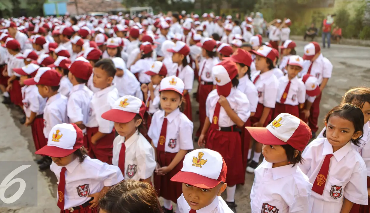 Sejumlah siswa berbaris sebelum mengikuti upacara di SD Pasar Baru 05, Jakarta, Senin (27/7/2015). Usai libur panjang Idul Fitri para siswa kembali beraktivitas mengikuti pelajaran di sekolah untuk tahun ajaran 2015-2016. (Liputan6.com/Faizal Fanani)