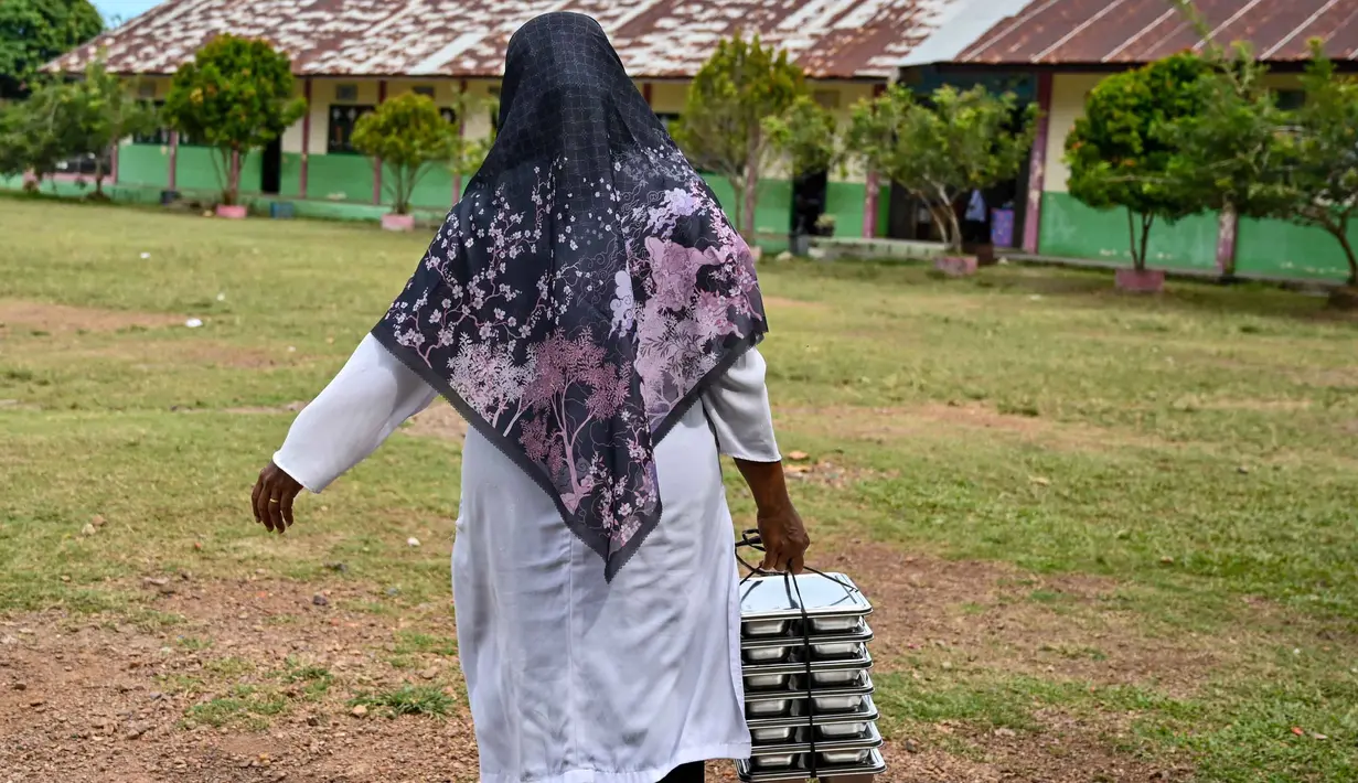 Angka tersebut mencakup 742.891 orang dari total 1.717.980 potensi penerima manfaat yang terdiri dari siswa sekolah, ibu hamil, menyusui, serta balita di 23 kabupaten dan kota. (CHAIDEER MAHYUDDIN/AFP)