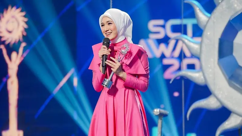 Potret Cut Syifa di SCTV Awards 2022, Jadi Pembaca Nominasi Bareng Harris Vriza