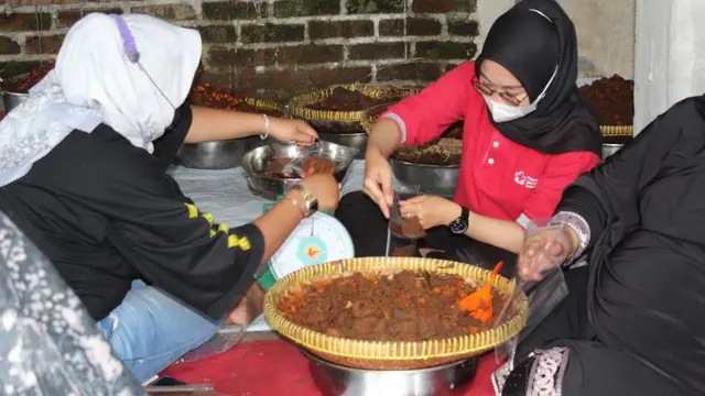 Warga Galuang memasak rendang untuk perantau. (Liputan6.com/ ist)
