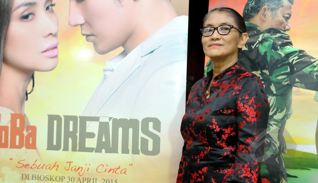 Aktris senior Jajang C. Noer saat menghadiri Gala Premier film TOBA DREAMS di Djakarta Theater, Jakarta, Kamis (16/4/2015). Film ini menceritakan pensiunan TNI dengan uang terbatas yang ingin membahagiakan keluarga.(Liputan6.com/Panji Diksana)