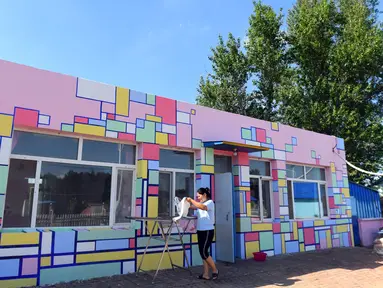 Foto yang diabadikan pada 18 Juni 2020 ini menunjukkan sebuah rumah yang dihiasi lukisan di Desa Qingshui, Kota Changchun, China timur laut. Para mahasiswa dan pengajar dari Universitas Seni Jilin menghiasi desa tersebut dengan mural. (Xinhua/Lin Hong)