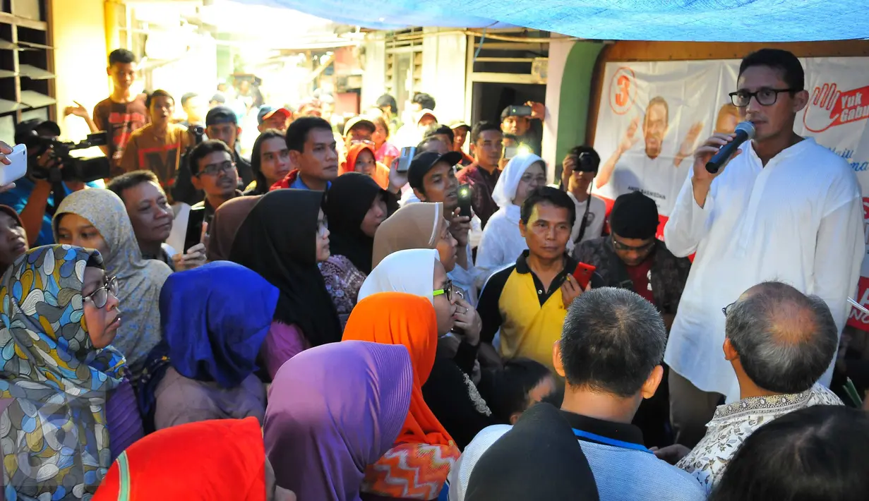 Cawagub DKI Jakarta, Sandiaga Uno menyampaikan visi-misinya dihadapan warga di kawasan Tendean, Jakarta, Sabtu (5/11). Dalam kampanyenya di kawasan itu, Sandiaga berjanji memberdayakan ibu-ibu melalui pembukaan lapangan kerja. (Liputan6.com/Angga Yuniar)