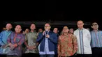Ketum PAN Zulkifli Hasan bersama Koalisi Poros Cikeas memberikan keterangan pers di kediaman SBY di Cikeas, Jawa Barat, Jumat (23/9). Empat partai resmi mengusung Agus Yudhoyono dan Sylviana Murni untuk maju di Pilgub DKI. (Liputan6.com/Gempur M Surya)