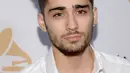  Mantan personel One Directions Zayn Malik tampil bertelanjang dada dan hanya memakai sehelai handuk demi pemotretan majalah terkemuka di Dunia tahun 2016. (AFP/Bintang.com)