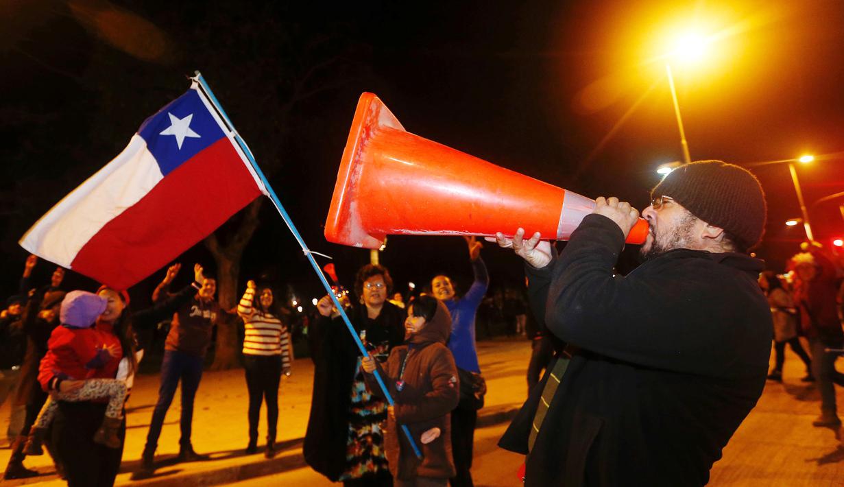 Seorang fans meniup pembatas jalan layaknya terompet saat merayakan kemenangan timnya atas Argentina  pada laga Final Copa America Centenario 2016 di Vina del Mar, Cile (27/6/2016). (REUTERS/Rodrigo Garrido)