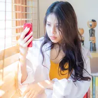 Membuat profil di aplikasi kencan online./Copyright shutterstock.com/g/themorningglory