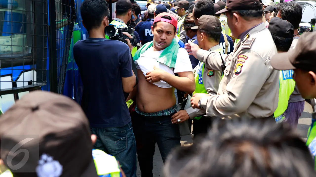 20151018-Bobotoh Diperiksa Kepolisian Polda Metro Jaya Sebelum ke GBK