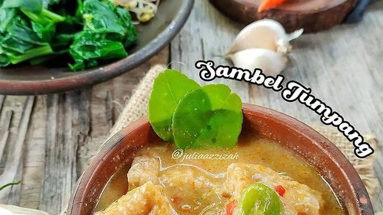Semangkuk sambal tumpang dengan pete