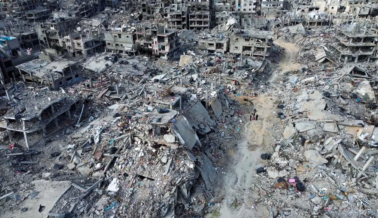 Secara resmi, milisi Hamas telah membebaskan tiga sandera Israel pada Minggu (19/1/2025). Semenatara, Israel membebaskan 90 tahanan Palestina. (Foto oleh AFP)
