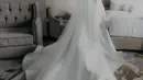 Shania atau Shanju memilih mengenakan veil panjang polos putih organza yang dipadukan gaun putih strapless saat menikah dengan Jonatan Christie. [@shanju]