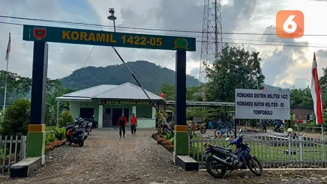 Lomba sepeda gunung lintas medan dalam rangka memperingati HUT Juang Kartika TNI AD tahun 2021 yang digelar oleh Kodim 1422/Maros dimulai dari Kantor Koramil 05 Tompobulu, Maros. (Liputan6.com/ Eka Hakim)