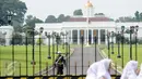 Personel TNI bersiaga di dalam area Istana Bogor, Rabu (1/3). Jelang kedatangan Presiden Joko Widodo dan Raja Arab Saudi, Salman bin Abdulaziz pengamanan Kota Bogor diperketat. (Liputan6.com/Helmi Fithriansyah)