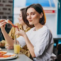 Sahabat Fimela, ternyata kamu tetap dapat menjaga berat badan meskipun sering makan di luar. [Dok/freepik.com/senivpetro]