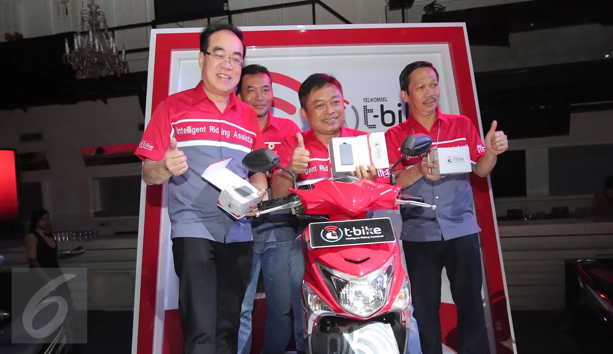 (Ki-ka) Direktur Planning & Transformation Edward Ying, Dirut Telkomsel Ririek Adriansyah dan Vice President Corporate & Community Account Management Primadi K Putra berfoto bersama di peluncuran T-Bike, Jakarta, Kamis (3/3). (Liputan6.com/Angga Yuniar)