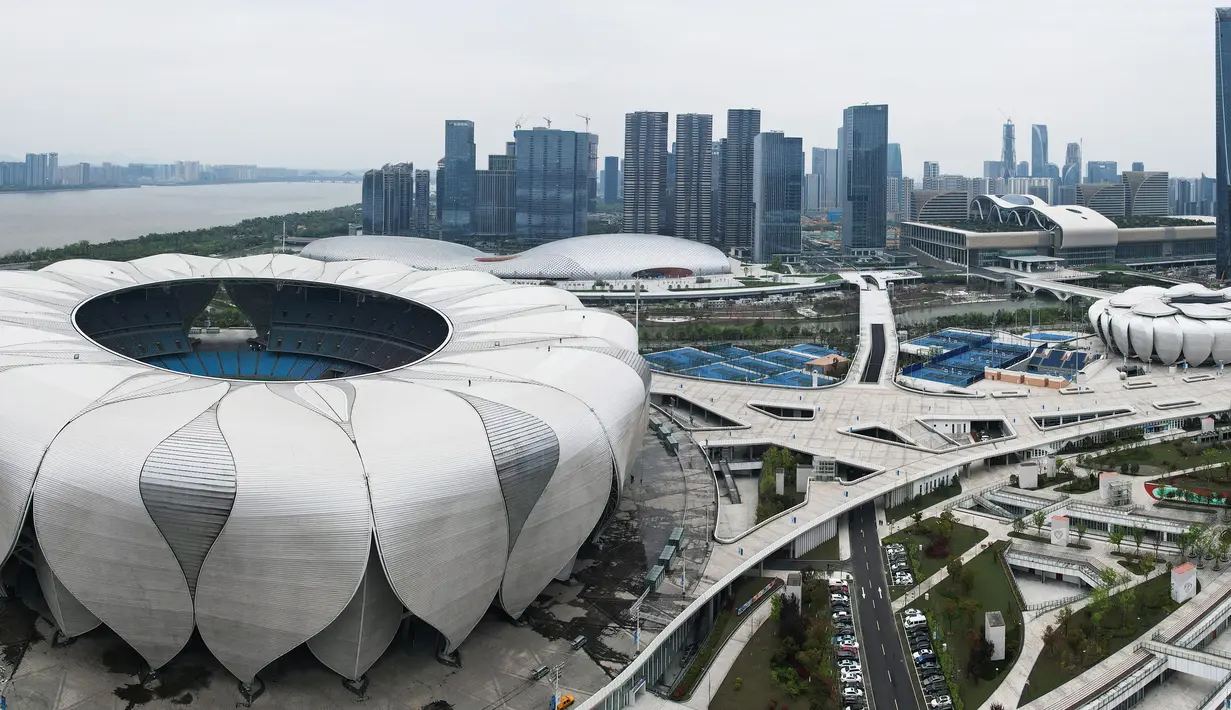 Foto udara pada 1 April 2022 menunjukkan Stadion Pusat Olahraga Olimpiade Hangzhou (kiri) dan Pusat Tenis Pusat Olahraga Olimpiade Hangzhou (kanan), tempat penyelenggaraan Asian Games ke-19, di Hangzhou di provinsi Zhejiang timur China. (STR / AFP)