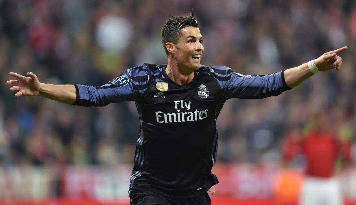 <p>Cristiano Ronaldo merupakan pencetak gol terbanyak dalam sejarah Liga Champions. Bintang asal Portugal tersebut tercatat memenangkan empat trofi Liga Champions bersama Real Madrid. Di fase gugur, Ronaldo juga pernah tercatat sebagai pencetak gol terbanyak sebanyak dua kali. Pada musim 2013/14, ia berhasil melesatkan 8 gol, sedangkan pada musim 2016/17, Ronaldo berhasil mencetak 10 gol. (AFP/Christof Stache)</p>