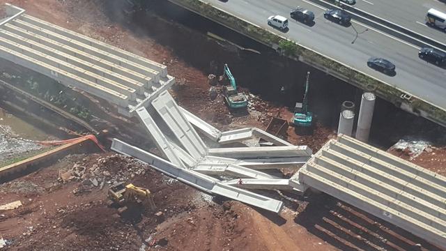 Girder Proyek Tol Depok-Antasari Ambruk