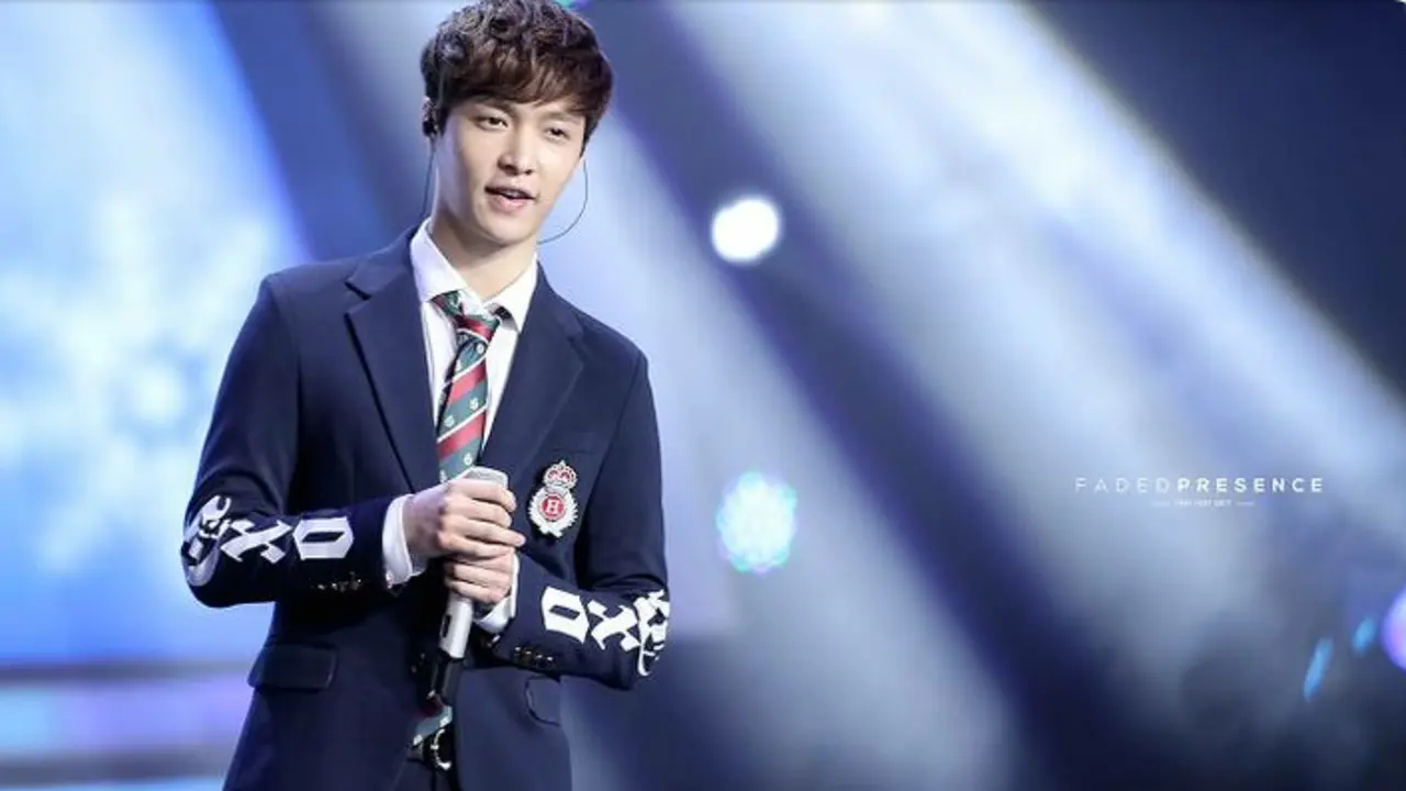 Autobiografi Lay EXO Ludes Terjual Dalam Hitungan Menit