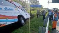 Sebanyak 27 penumpang dan sopir bus PO Rosalia Indah selamat dari kecelakaan tunggal yang terjadi di Km 370 A Tol Batang Semarang, Jawa Tengah pada Kamis, (11/4/2024). (Tim News).