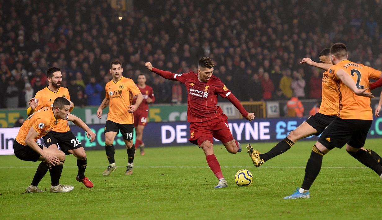 Pemain Liverpool Roberto Firmino (tengah) mencetak gol ke gawang Wolverhampton Wanderers pada pertandingan Liga Inggris di Molineux Stadium, Wolverhampton, Inggris, Kamis (23/1/2020). Liverpool menang 2-1. (Oli SCARFF/AFP)