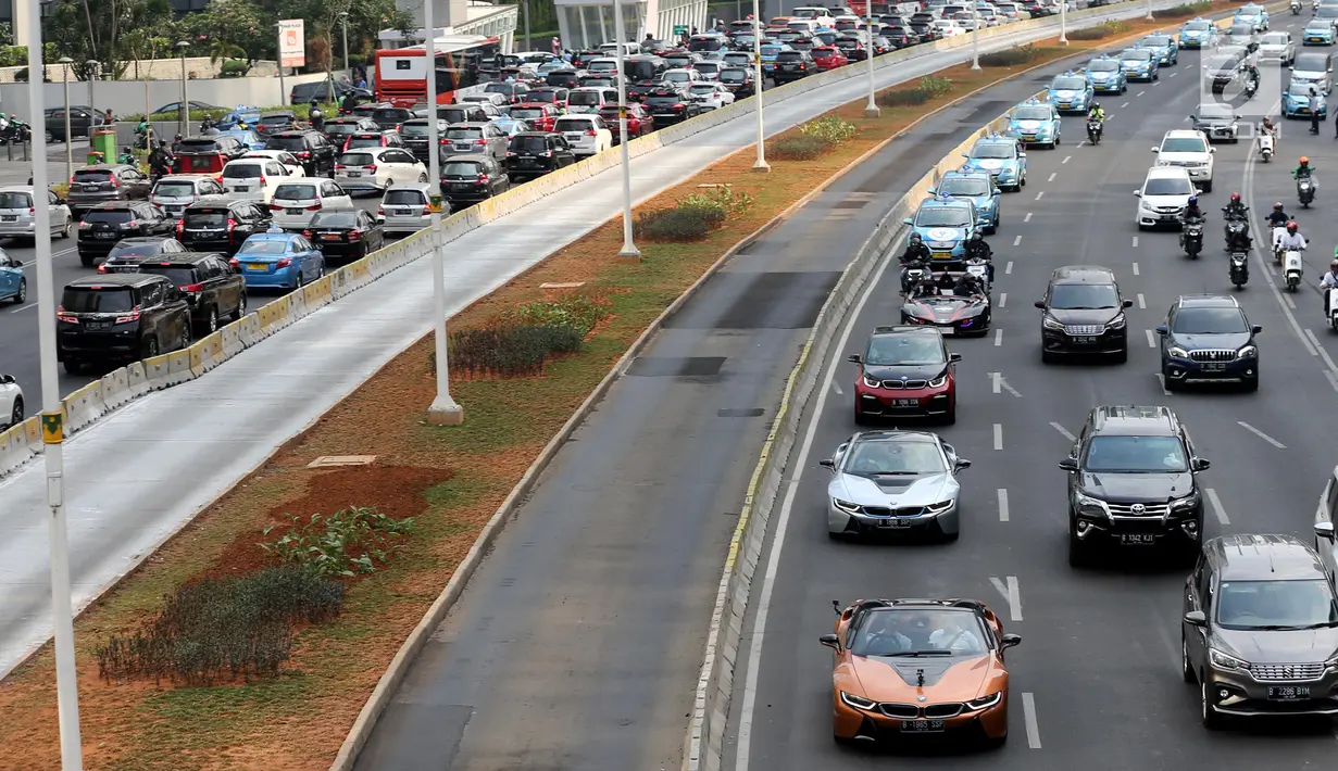 Mobil BMW i8 Roadster, i8 Coupe dan BMW i3s mengawal konvoi mobil listrik jelang jadwal pelaksanaan balap mobil listrik atau Formula E 2020 di kawasan Sudirman, Jakarta, Jumat (20/9/2019). Gubernur DKI Jakarta Anies Baswedan menaiki mobil listrik berjenis BMW i8 roadster. (Liputan6.com/Fery Pradolo)