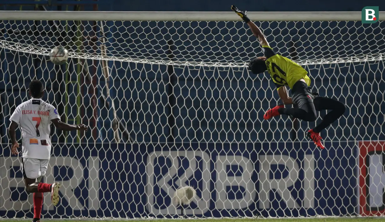 Posisi Hilmansyah yang agak sedikit maju membuat kiper PSM Makassar tersebut tidak dapat menjangkau bola yang menukik ke sisi kanan gawang. (Bola.com/Bagaskara Lazuardi)