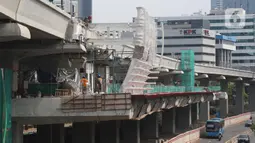 Pekerja melakukan aktivitas pembangunan dan pemasangan penyangga Stasiun LRT di Jalan HR Rasuna Said, Jakarta, Sabtu (30/11/2019). Per 22 November 2019, secara keseluruhan progres pembangunan Kereta Light Rapid Transit (LRT) sudah mencapai 67,56 persen. (Liputan6.com/Helmi Fithriansyah)