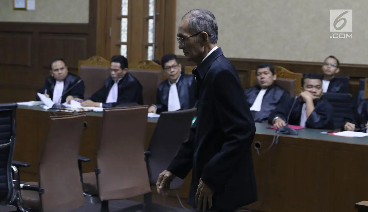 Terdakwa suap DPRD Sumut, Elezaro Duha bersiap menjalani sidang di Pengadilan Tipikor, Jakarta, Kamis (27/12). Elezaro Duha bersama enam lainnya didakwa menerima suap dari Gatot Pujo Nugroho saat menjabat Gubernur Sumut. (Liputan6.com/Helmi Fithriansyah)