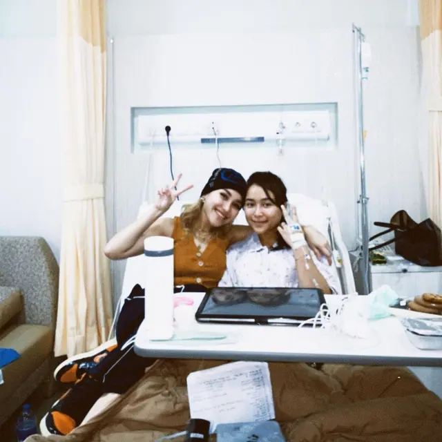 Ayu Ting Ting Dampingi Adik di RS (Foto: Instagram/@ayutingting92)