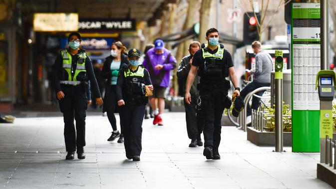Polisi berpatroli di sebuah jalan di Melbourne, Australia (3/8/2020). Melbourne memasuki pembatasan Tahap 4 dengan aturan yang lebih ketat sebagai upaya untuk membatasi pergerakan masyarakat dan penyebaran COVID-19. (Xinhua/Bai Xue)
