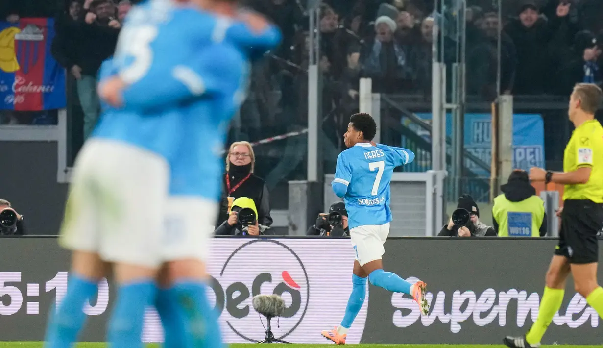 Gol tunggal David Neres pada babak pertama sudah cukup untuk membawa Partenopei meraih kemenangan penting di markas AS Roma. (AP Photo/Gregorio Borgia)