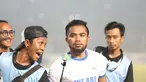 Seorang Suporter melakukan foto selfie bersama Pemain Persib Bandung Zulham Zamrun pada Final Piala Presiden 2015 di Stadion Gelora Bung Karno, Jakarta,Minggu (18/10/2015). (Bola.com/Nicklas Hanoatubun)