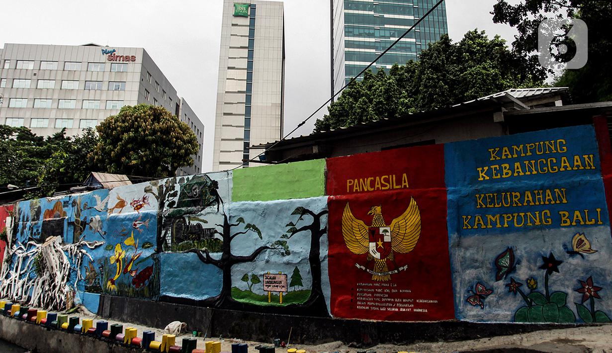 Mural menghiasi Kampung Unggulan, Tanah abang, Jakarta, Selasa (6/12/2022). Pembuatan mural sepanjang 100 meter di kampung unggulan tersebut sudah dilakukan awal november 2022 dan program dari Pemerintah Provinsi DKI Jakarta. (Liputan6.com/Johan Tallo)