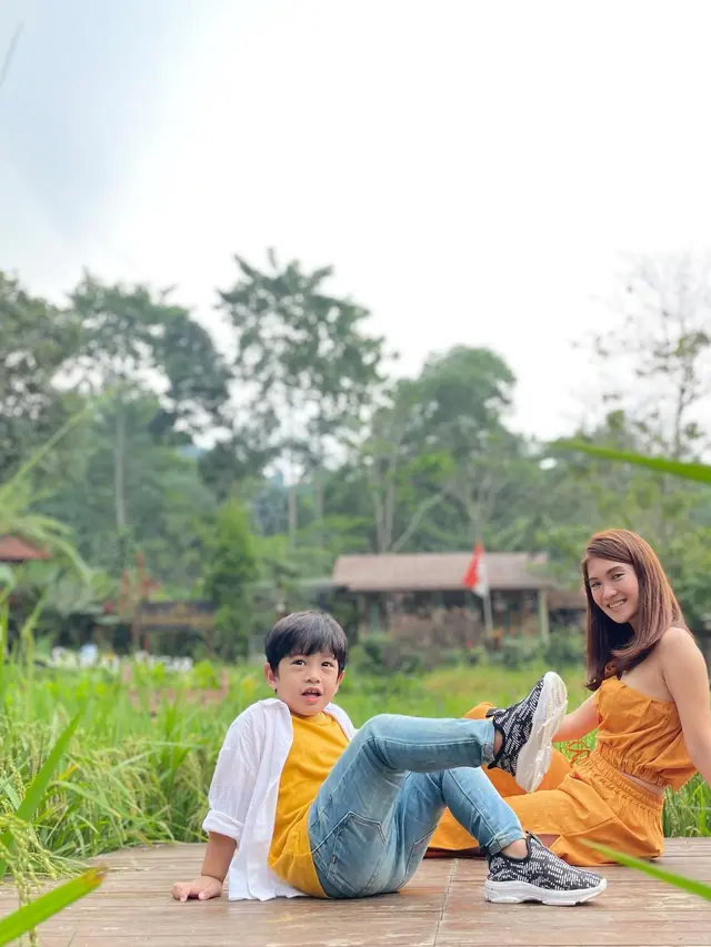 Single Mom Hebat, Ini 7 Potret Kompak Seleb Wanita dengan Putranya