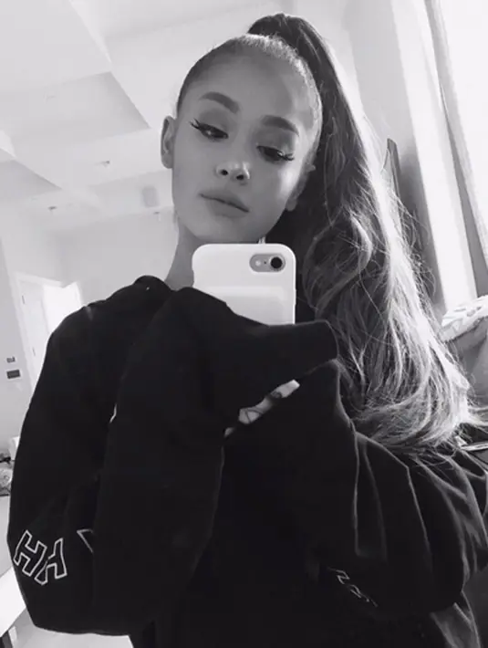 Tidak hanya itu, menurut Ariana penembakan di Las Vegas itu merupakan penembakan massal yang paling mematikan sepanjang sejarah Amerika Serikat. Ia menyebutkan juga dalam kejadian ini adanya terorisme. (Instagram/arianagrande)