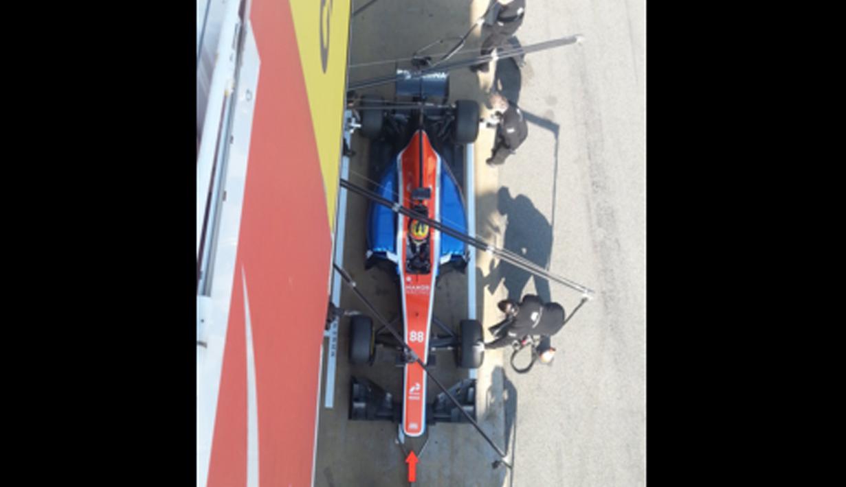 Mobil Manor Racing Team ( MRT05 ) milik Rio Haryanto saat berada di pit stop dengan catatan waktu 1m28,266s pada sesi tes pramusim di Sirkuit Catalunya, Barcelona, Spanyol, Kamis (25/2/2016). (Bola.com/Twitter)