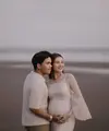 Bertempat di hamparan pantai yang tenang, Aaliyah Massaid memancarkan aura keibuan yang penuh kelembutan dan elegansi. [@aaliyah.massaid].