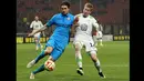 Bek Inter Milan,  Andrea Ranocchia berebut bola dengan gelandang Wolfsburg Kevin De Bruyne di leg kedua 16 besar Liga Europa di Stadion San siro, Italy (19/3/2015). Wolfsburg menang 2-1 atas Inter Milan. (Reuters/Alessandro Garofalo)