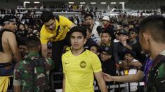 Menpora Malaysia, Syed Saddiq Syed Abdul Rahman, harus dievakuasi akibat kerusuhan saat sedang menonton laga Kualifikasi Piala Dunia 2022 melawan Timnas Indonesia. (Bola.com/Vitalis Yogi Trisna)