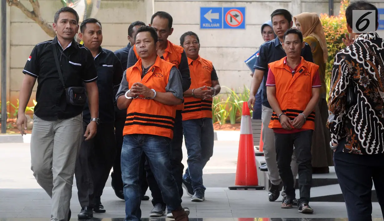 Petugas mengawal empat tersangka akan menjalani pemeriksaan oleh penyidik di gedung KPK, Jakarta, Kamis (26/9/2019). Mereka terlibat berbagai kasus suap korupsi yang ditangani oleh KPK. (merdeka.com/Dwi Narwoko)