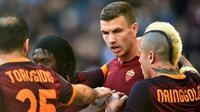 Para pemain AS Roma merayakan gol ke gawang Lazio pada laga Serie A di Stadion Olimpico, Roma, Minggu (8/11/2015) malam WIB. (AFP PHOTO / Alberto Pizzoli)