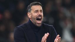 Van Nistelrooy untuk sementara dipercaya menangani MU setelah manajer utama Erik ten Hag dipecat awal pekan ini. Sebelumnya Van Nistelrooy bekerja sebagai asisten dari Ten Hag. (AFP/Darren Staples)