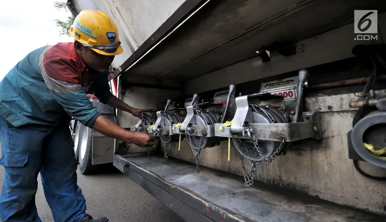 Petugas dari Pertamina saat memeriksa kondisi salah satu truk tangki di Lapangan Monas, Jakarta, Senin (18/3). (merdeka.com/Iqbal S. Nugroho)