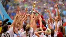 Para pemain AS mengangkat trofi usai memenangkan gelar juara Piala Dunia wanita 2015 di BC Place, Kanada, Senin (6/7/2015). Amerika berhasil mengalahkan Jepang dengan skor 5-2.  (Reuters/Michael Chow)