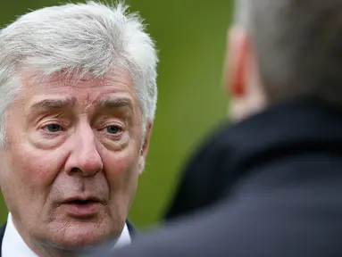 Wali Kota Greater Manchester, Tony Lloyd  memberi keterangan pers terkait paket mencurigakan di stadion Old Trafford, Inggris, (16/5). Setelah diselediki paket tersebut merupakan 'alat tiruan' yang secara tak sengaja tertinggal. (REUTERS / Andrew Yates)