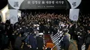 Pasukan Militer Korea Selatan saat melakukan prosesi pemakaman mantan Presiden Korea Selatan Kim Young - sam di pemakaman nasional, Seoul , Korea Selatan, (26/11). Kim Young - sam  meninggal dunia di usia ke-87. (REUTERS/Kim Hong - Ji)