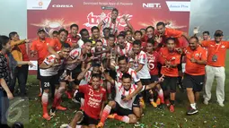 Pesepak bola dan manajemen Persija Jakarta menerima trofi pertandingan Trofeo Persija 2016 di Stadion Utama Gelora Bung Karno, Jakarta, Sabtu (9/4). Persija Jakarta menjadi juara setelah menang atas PSM Makassar dan Bali United (Liputan6.com/Johan Tallo)