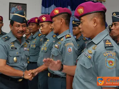 Citizen6, Surabaya: Kadisdikal Laksma TNI Asep Burhanudin mengucapkan selamat kepada 60 perserta yang telah mengikuti Pekerti gelombang I tahun 2012. (Pengirim: Penkobangdikal).