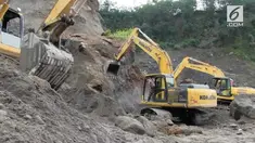 Diduga tak kuat menahan rongga yang berada dibawahnya, sebuah tebing pasir di Lereng Gunung Merapi, Magelang, Jawa-Tengah, longsor.
